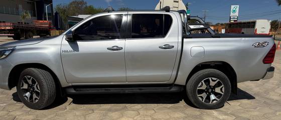 TOYOTA HILUX 2.8 SRX 4X4 CD 16V DIESEL 4P AUTOMÁTICO TOYOTA HILUX 2.8 SRX 4X4 CD 16V DIESEL 4P AUTOMÁTICO